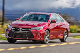 Front 3/4 view of 2015 Toyota Camry XSE