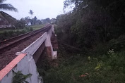 Untuk Menghindari Kereta Pria Ini Loncat ke bawah sungai