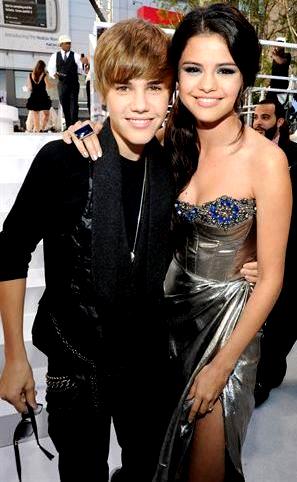 Foto de Justin Bieber abrazando a Selena Gómez