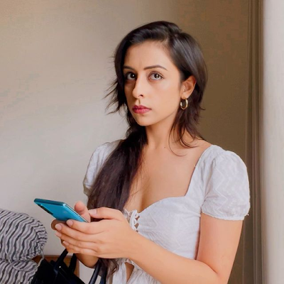 Ayesha Kapoor on phone