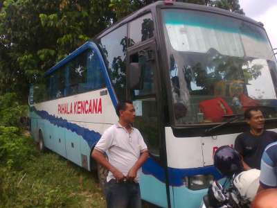 foto+bus+nyasar+di+hutan+1