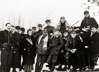 Hubalczycy, zima 1940 r. Walbach stoi obok Hubala (w białym szaliku)