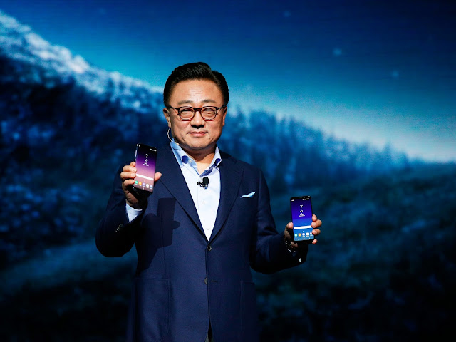 Samsung Mobile CEO DJ Koh with the Galaxy S8