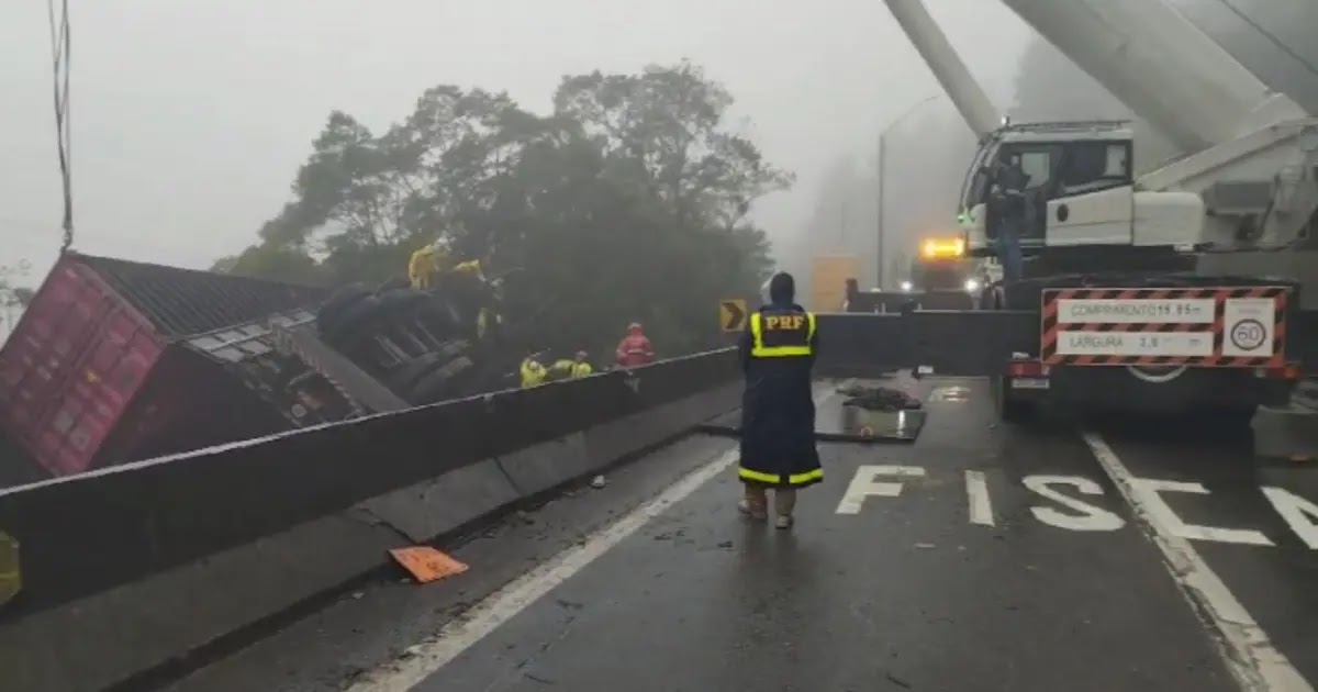 CARRETA TOMBA SOBRE VAN E DEIXA 9 MORTOS NO PARANÁ