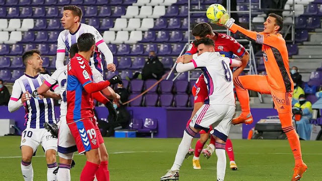 Masip despeja de puños ante Óscar Plano, Alcaraz, Barragán, Kike Pérez y Lucas Boyé. REAL VALLADOLID C. F. 2 ELCHE C. F. 2. 19/01/2021. Campeonato de Liga de 1ª División, jornada 19. Valladolid, estadio José Zorrilla.