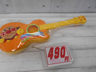 中古品　アンパンマン　ギター　４９０円