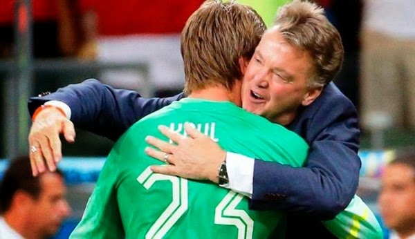 pelatih-timnas-belanda--louis-van-gaal-bersama-kiper-tim-krul