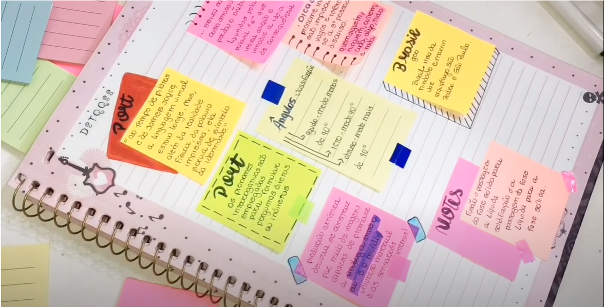 caderno com anotacoes bonitas e organizadas com post-its