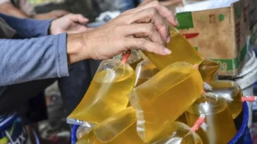 Mulai Hari Ini Pakai Pedulilindungi Beli Minyak Goreng Bisa Dapat Harga Rp 14.000 Per Liter