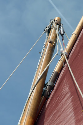 attaching the top yard on standing lug sail 