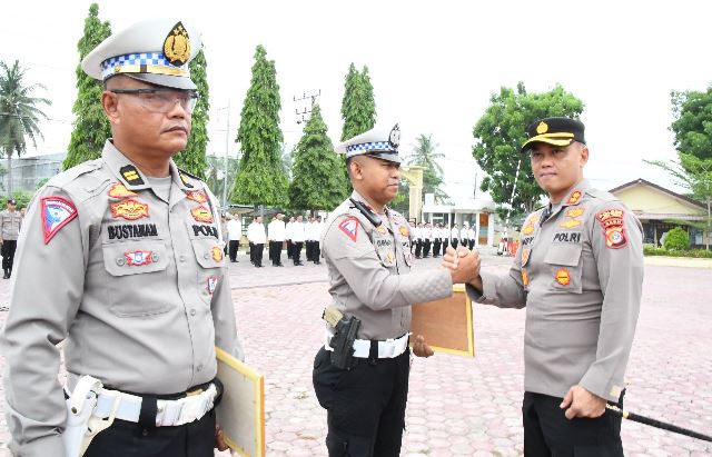 Sabar Saat Dicaci Maki, Dua Anggota Polres Aceh Timur Dapat Penghargaan