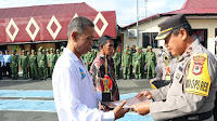 Pimpin Apel Kasat Kamling, Wakapolres Soppeng Serahkan Hadiah Lomba Sitkambling Tingkat Kabupaten Soppeng