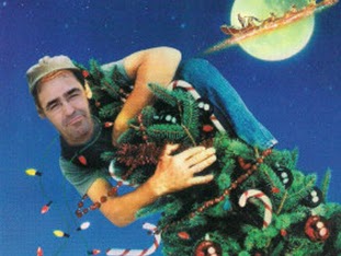 subido a un árbol de navidad a punto de caer Chico subido a la copa de un árbol de navidad que se está cayendo con la cara de quien vosotros queráis.