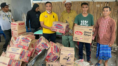 Salurkan 100 Paket Sembako, Fendi Berharap Pemerintah Bantu Bangunkan Kembali Rumah Warga Sape Terdampak Kebakaran