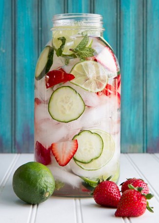 Resep infused water dengan bahan strawberry, lemon, daun mint dan mentimun