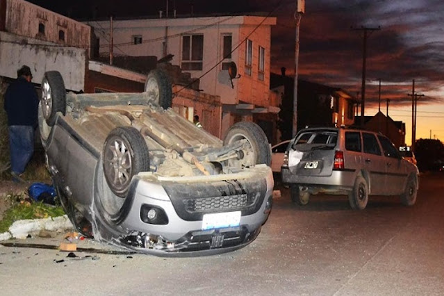 Triple choque y vuelco, con dos lesionados