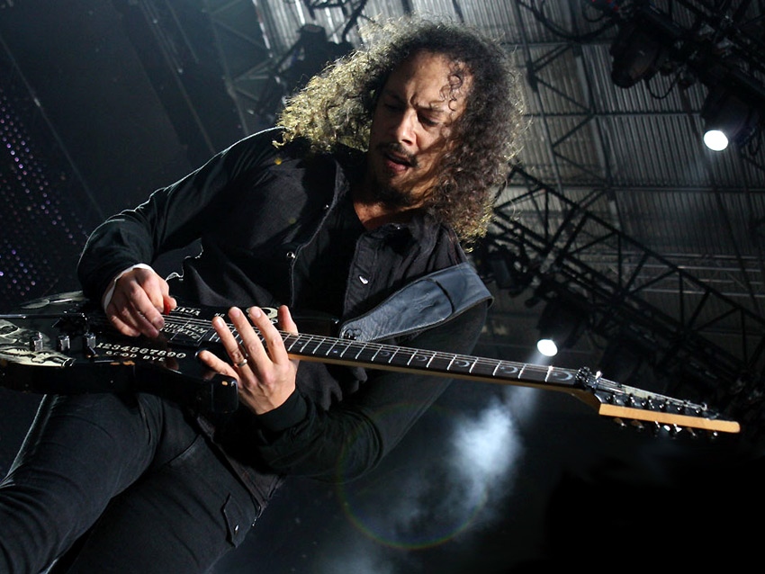 Um v deo do guitarrista do Metallica Kirk Hammett chutando uma grande bola