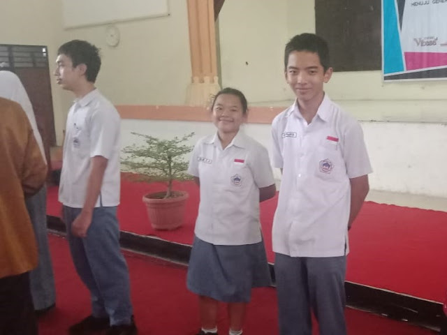 Dave (kanan) Juara 2, Amelia (tengah) Juara 3, Gilbert (kiri) harapan 1 KOMAT 2019 Tingkat SMA