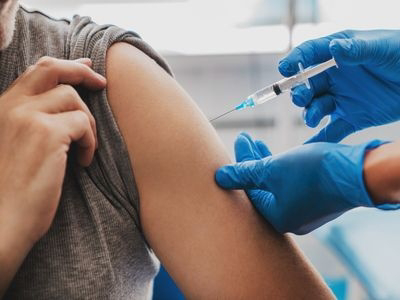 कोपागंज सीएचसी पर टीकाकरण के दौरान युवकों का हंगामा