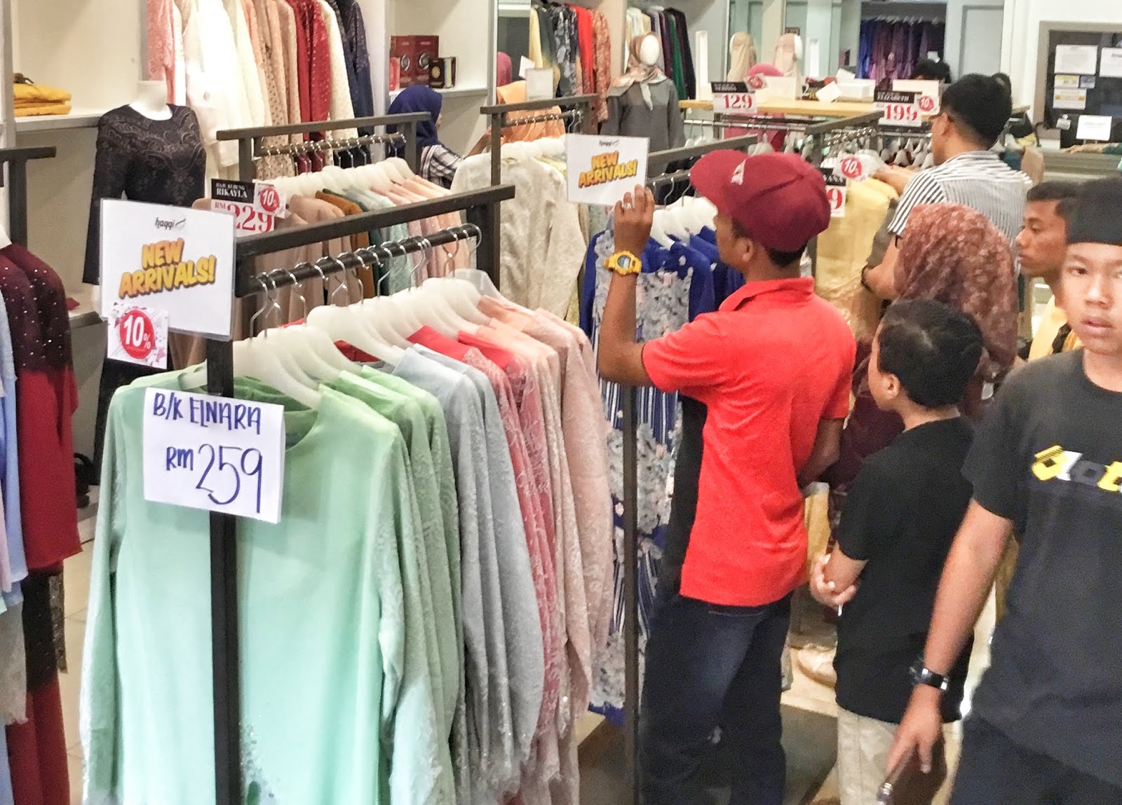 Emilinda Shopping Baju Raya Di Butik Haqqi Shah Alam