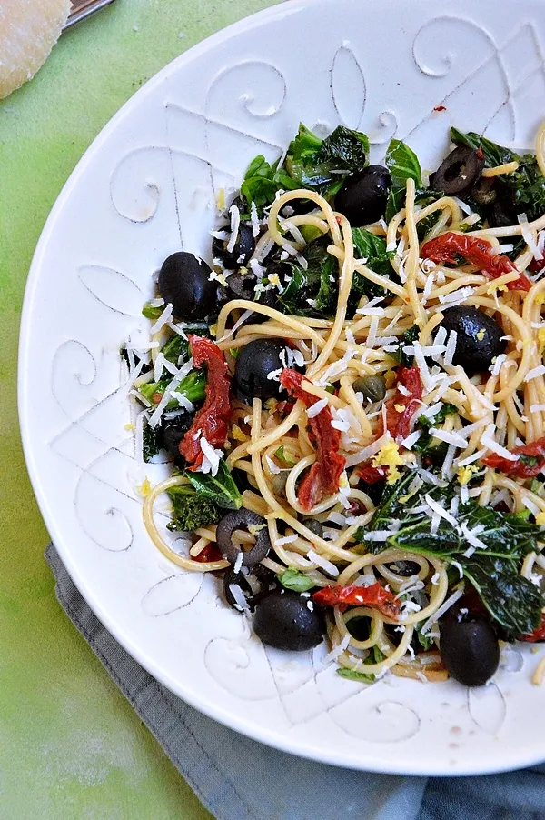 Spaghetti z jarmużem, suszonymi pomidorami i oliwkami