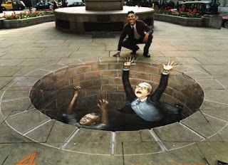 Desenho homens dentro do poço - Desenhos tridimensionais na calçada - Giz - Julian Beever