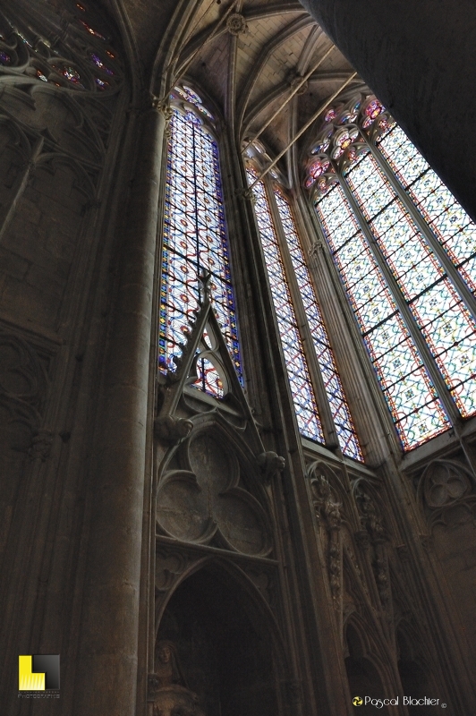 Vitraux de l'église saint nazaire à Carcassonne photo au delà du cliché