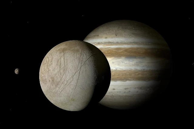 La luna Europa en primer plano y atrás Júpiter