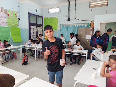 FOTO 9: CHICOS DE SÉPTIMO Y DE PRIMERO EN EL AULA CON CRISTIANO EN PRIMER PLANO