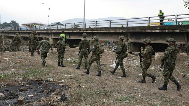 Gobierno de Colombia desplegó varias decenas de militares en puntos fronterizos con Venezuela.