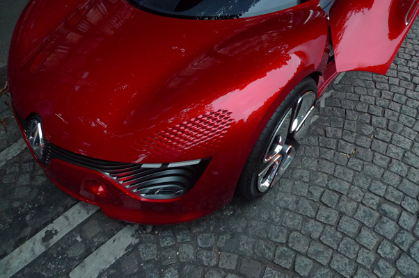 Photos The Renault DeZir Concept Car in The Streets of Paris