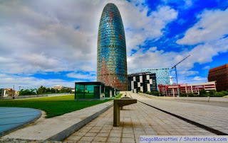  foto da torre Agbar ao longo da avenida  