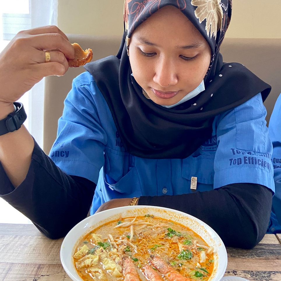 Makan Laksa Sarawak Padu & Cucur jawa lembut lemak manis di Seni Patisserie Cafe, Setia Alam