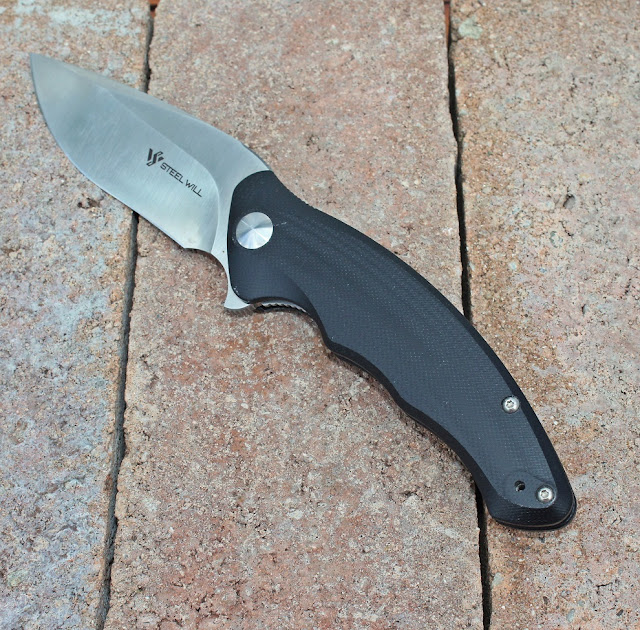 A well shaped handle in G10