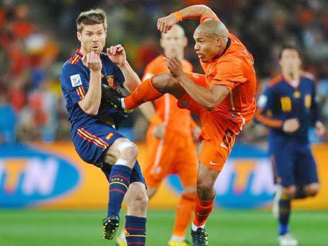 El jugador de Holanda Nigel de Jong propinó esta brutal patada en el pecho a Xabi Alonso por lo que debió ser expulsado, aunque el inglés Webb sólo le mostró tarjeta amarilla. SELECCIÓN DE ESPAÑA 1 SELECCIÓN DE PAÍSES BAJOS 0 Domingo 11/07/2010, 20:30 horas. XIX Copa Mundial de Fútbol Sudáfrica 2010, Final. Johannesburgo, Sudáfrica, estadio Soccer City: 84.490 espectadores. GOLES: 1-0: 116’, Iniesta. ESPAÑA GANA EL CAMPEONATO MUNDIAL DE FÚTBOL.