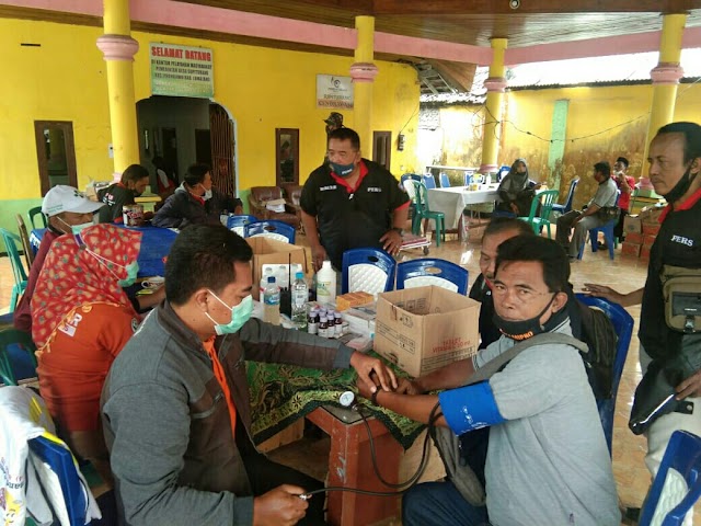 LSM LIRA Kota Probolinggo Bersinergi Bersama Komunitas Wartawan Dalam Membantu Warga Terdampak Erupsi Semeru