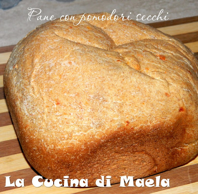 Pane con pomodori secchi