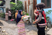Patroli di Aceh Besar, 16 Polwan Ditsamapta Polda Aceh Bagi Sembako Kepada Masyarakat
