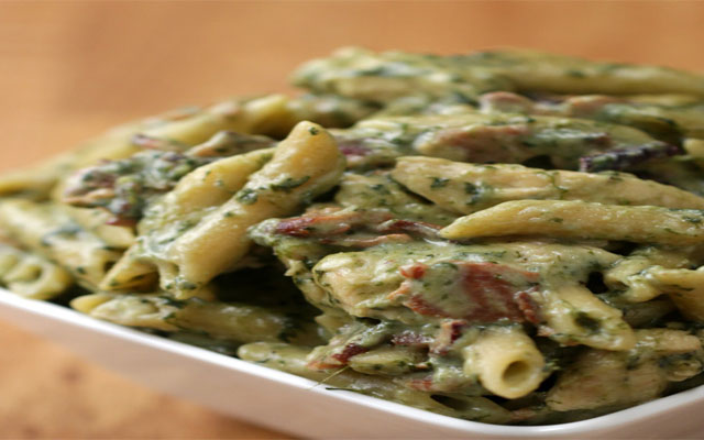 This One-Pot Chicken Spinach Bacon Alfredo Is Damn Delicious