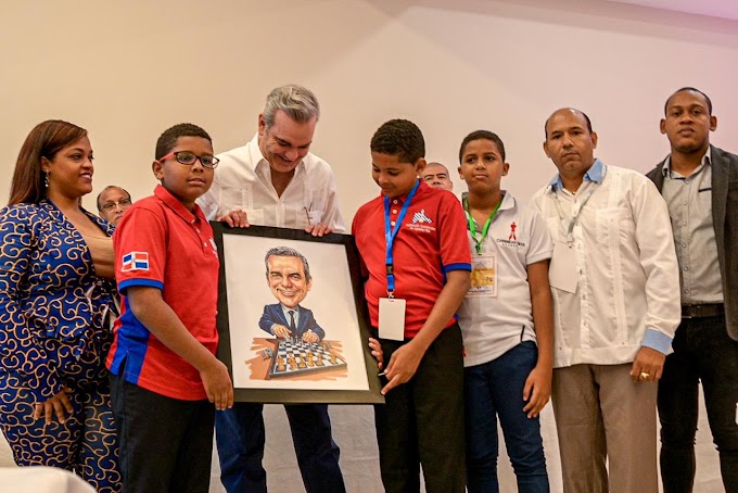 Entregan Caricatura al presidente Luis Abinader en Campeonato Continental de Ajedrez de las Américas.