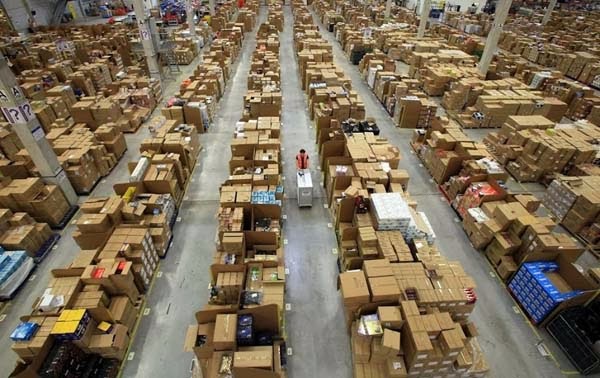 Inilah Isi Gudang Amazon.com