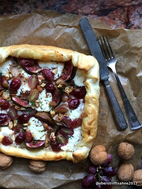 Blätterteig Galette mit Ziegenkäse, Feigen, Nüssen, Trauben, Speck und Thymian