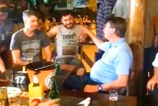Em São Paulo, Bolsonaro vai a bar e reúne-se com amigos ao som de Xand Avião