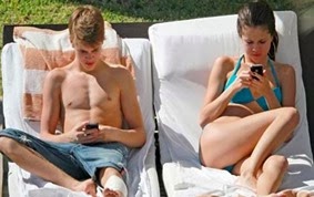 Justing Bieber y Selena Gomez haciendo Phubbing