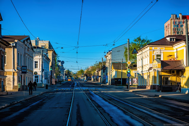 Улица города с трамвайными путями