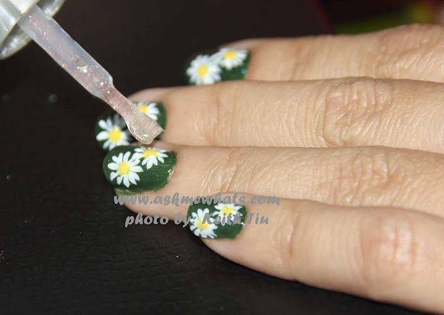 a photo of Daisies Flower nail Art 