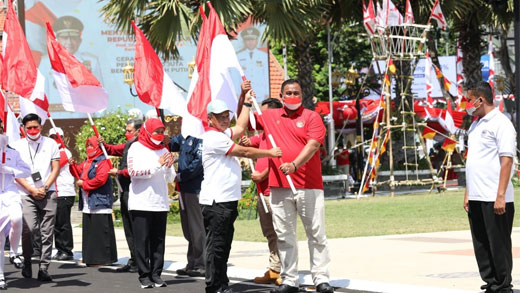 Gerakan Pembagian 10 Juta Bendera Merah Putih di Surabaya