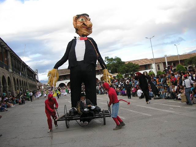 La Tropa de los Muñecones Ave Fénix Teatro Ayacucho - Perú