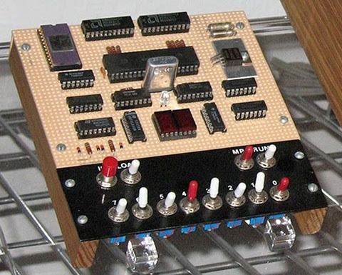 COSMAC Elf single-board computer with PIXIE video. A complete computer system in 1977 with only 13 integrated circuits!