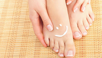 Foot_care draw smile face cream beautiful feet  كيفية العناية بالقدمين وحمايتهم من الجفاف والتشقق  قدم امرأة جميلة